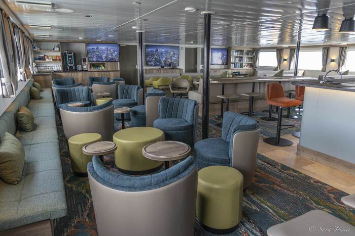 Oceanwide Ortelius - Observation Lounge and Bar 5, © Sara Jenner - Oceanwide Expeditions.jpg